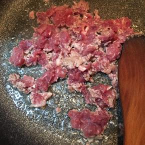 锅里留油，下入肉末炒散。