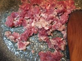 锅里留油，下入肉末炒散。