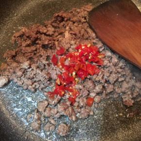 炒至表面微焦，下入剁椒炒匀。