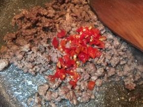 炒至表面微焦，下入剁椒炒匀。