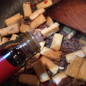 淋入酱油，轻轻翻炒均匀使豆腐入味。