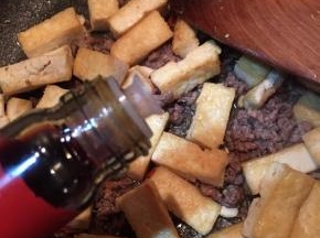 淋入酱油，轻轻翻炒均匀使豆腐入味。