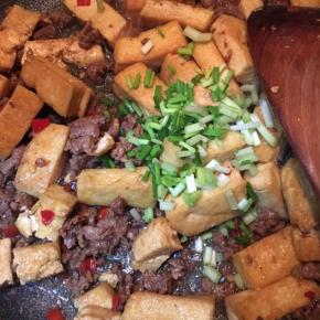 撒入葱花即可关火。