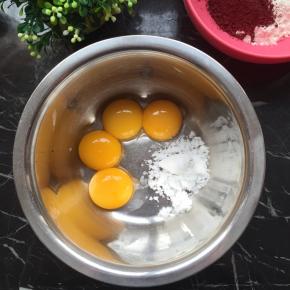 首先把材料备齐，准备两个干净无水无油的盆，把鸡蛋分离，蛋黄加白糖开始打发