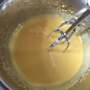 打到浓稠状备用