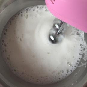 蛋白打发，糖分3次倒入蛋白里，打出弯弯的钩就可以了
