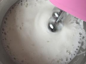 蛋白打发，糖分3次倒入蛋白里，打出弯弯的钩就可以了