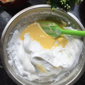 打发好的蛋黄倒入蛋白里混合均匀，用翻拌的手法