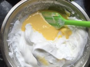 打发好的蛋黄倒入蛋白里混合均匀，用翻拌的手法