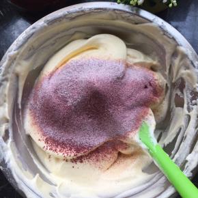 然后唰出低粉和红曲粉，同样的手法拌匀