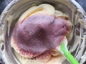 然后唰出低粉和红曲粉，同样的手法拌匀