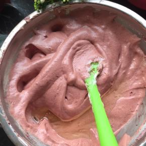 拌匀后倒入玉米油，倒的时候用刮刀挡一下，减少冲击