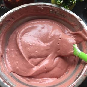 一样用翻拌的手法混合均匀，这可以打开烤箱180度预热5分钟