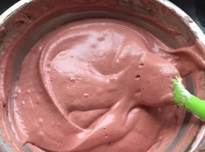 一样用翻拌的手法混合均匀，这可以打开烤箱180度预热5分钟