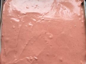 倒入盘里磨平，轻震两下，震出气泡