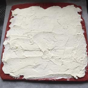 蛋糕凉透了后把奶油抹上，边上留些空隙