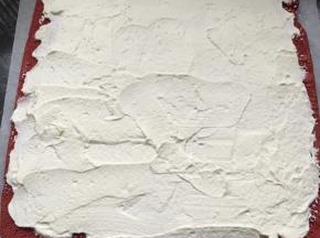 蛋糕凉透了后把奶油抹上，边上留些空隙