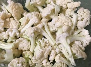 花菜掰小块，洗净。