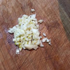 蒜头切碎。