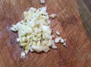 蒜头切碎。