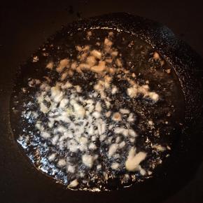 锅中倒入油，大火烧热，下入蒜末煸出香味。