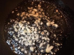 锅中倒入油，大火烧热，下入蒜末煸出香味。