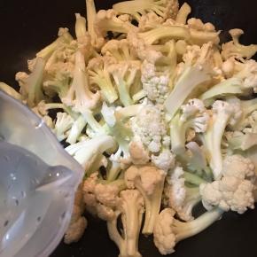 倒入花菜，加入少许清水。