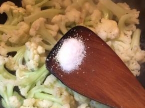 开盖调入盐和鸡精翻炒均匀。