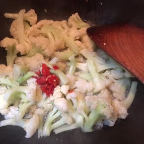 下入剁椒翻炒至水分收干即可关火。