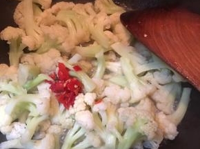 下入剁椒翻炒至水分收干即可关火。