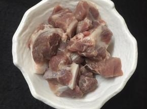 排骨洗净，放入清水中浸泡去血水，或者下锅焯水。