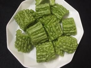 苦瓜洗净去瓜蒂切开去瓤，切段备用。