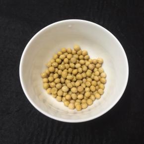 黄豆洗净沥干水备用。