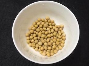 黄豆洗净沥干水备用。