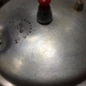 加盖，放上气阀，大火煮至上汽，转小火再煲30分钟左右。