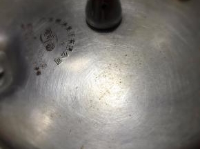 加盖，放上气阀，大火煮至上汽，转小火再煲30分钟左右。