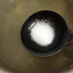 离火，下汽后，拿掉气阀，开盖调入盐和鸡精。