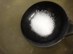 离火，下汽后，拿掉气阀，开盖调入盐和鸡精。