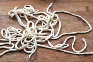 一根根搓成长条。