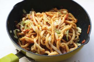 加入少许酱油会，看着会更有食欲，最后炒匀后撒一些胡椒粉调味。