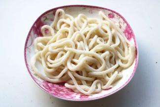 汤锅加水，烧开后煮熟面条，捞出来过凉水。