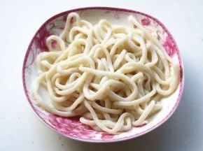 汤锅加水，烧开后煮熟面条，捞出来过凉水。