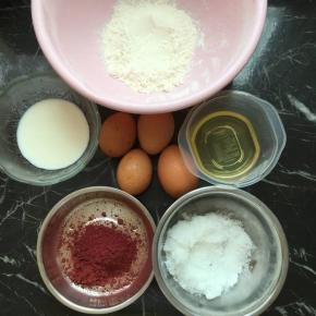材料准备齐全，准备两个干净无水无油的盆，鸡蛋分离，把蛋黄打入盆里，倒入玉米油和牛奶翻拌均匀，低粉和红曲粉过筛加入盆里，翻拌均匀放一边备用，蛋清放入另一个干净盆里