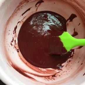 材料准备齐全，准备两个干净无水无油的盆，鸡蛋分离，把蛋黄打入盆里，倒入玉米油和牛奶翻拌均匀，低粉和红曲粉过筛加入盆里，翻拌均匀放一边备用，蛋清放入另一个干净盆里