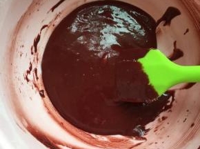 材料准备齐全，准备两个干净无水无油的盆，鸡蛋分离，把蛋黄打入盆里，倒入玉米油和牛奶翻拌均匀，低粉和红曲粉过筛加入盆里，翻拌均匀放一边备用，蛋清放入另一个干净盆里