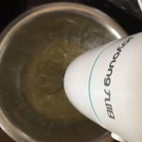 打发蛋清，滴入几滴白醋去除蛋腥味，糖分3次倒入蛋清里打发，