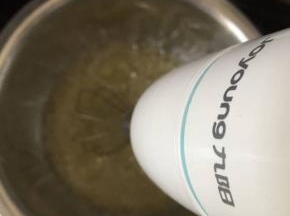 打发蛋清，滴入几滴白醋去除蛋腥味，糖分3次倒入蛋清里打发，