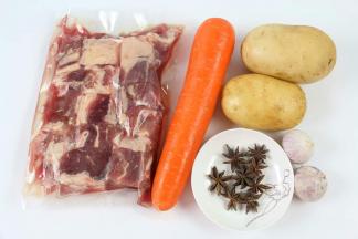 准备好食材：牛腩、胡萝卜、土豆、八角、蒜。