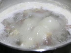 开后继续煮一分钟，把血水尽量煮出来。