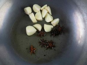 
炒锅里下油，加入八角、蒜，小火炒出香味。
